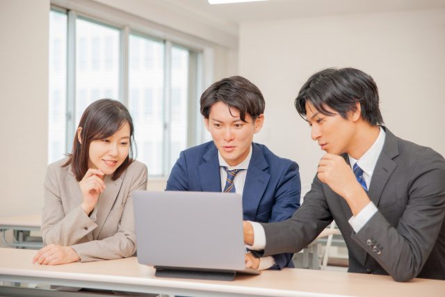 打ち合わせする男女