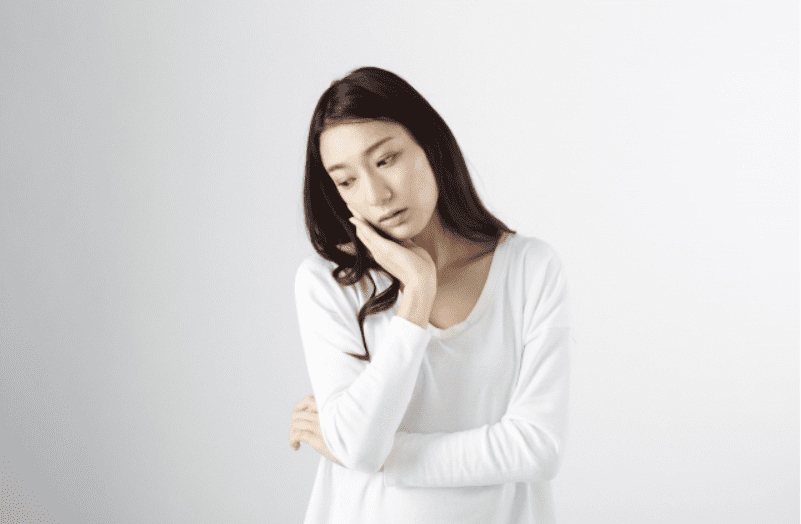 考え込んでいる女性