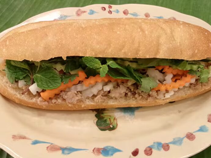 豚ひき肉の甘辛バインミー